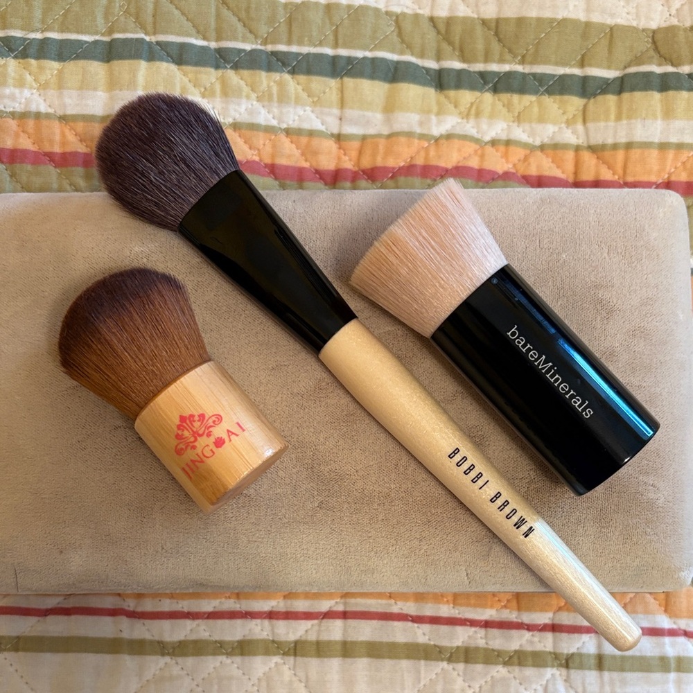 Bobbi Brown Beige Handle Powder Brush - Light Wood & Black Accents